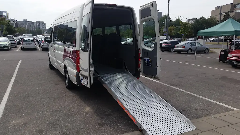 Neįgaliųjų vežimas su pakyla