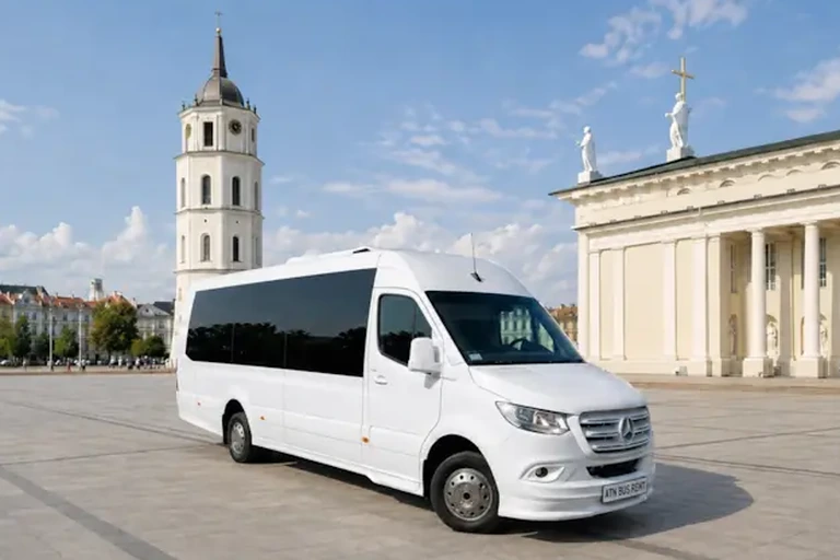 Mikroautobusų nuoma Vilniuje – baltas Mercedes-Benz Sprinter Katedros aikštėje
